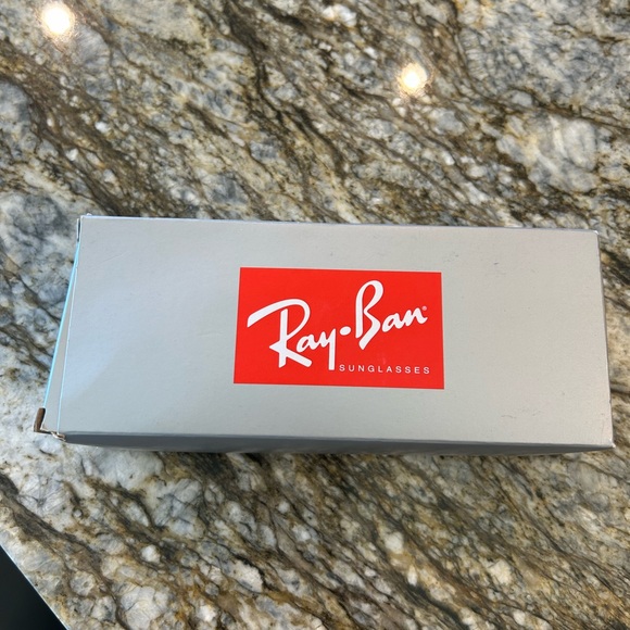 New in box Ray-ban polarized sunglasses - Picture 7 of 8